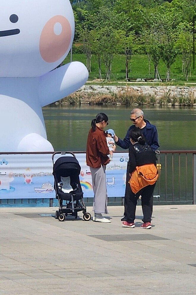 홍상수-김민희-아이와-함께-산책